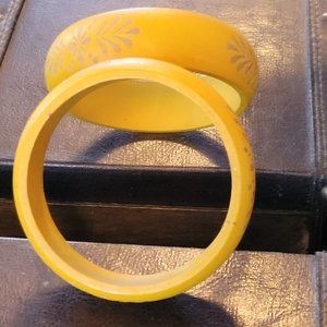 Vintage cute yellow gold designed wooden bangle bracelet.